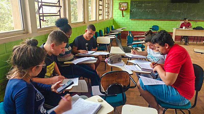 Os estudantes realizam estudos em grupos