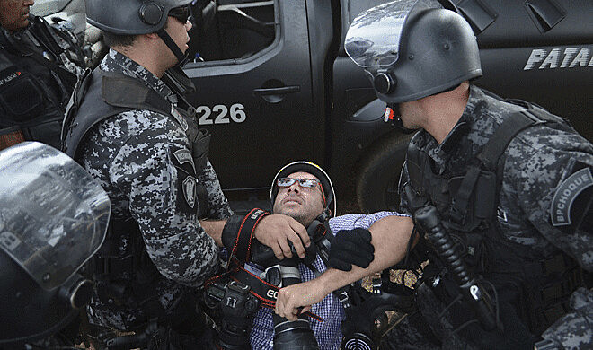 Ueslei Marcelino, fotógrafo da Reuters, foi ferido por cães da PM do Distrito Federal