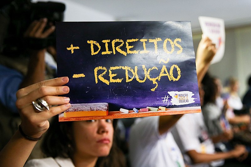 Jovem protesta contra contra redução da maioridade penal