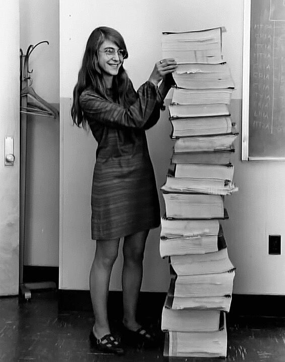 Margaret Hamilton junto ao código que escreveu com sua equipe para Apollo 11
