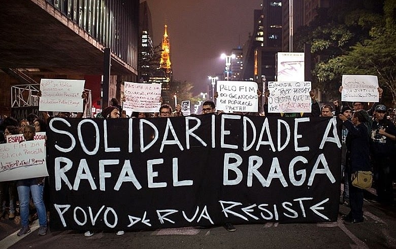 Vigília contra a prisão de Rafael Braga na avenida Paulista no último dia 25 de abril