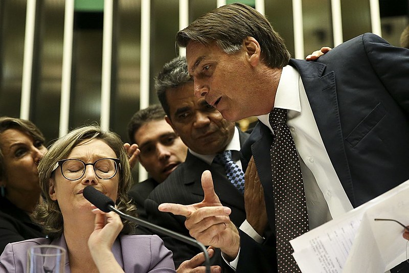 Na ditadura, os afetos do ex-capitão estão com o homem que espancou Amelinha Teles e com a ultradireita militar.