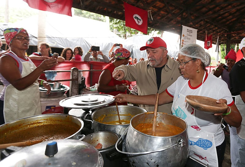 Lula já provou e aprovou as delícias da Feira da Reforma Agrária