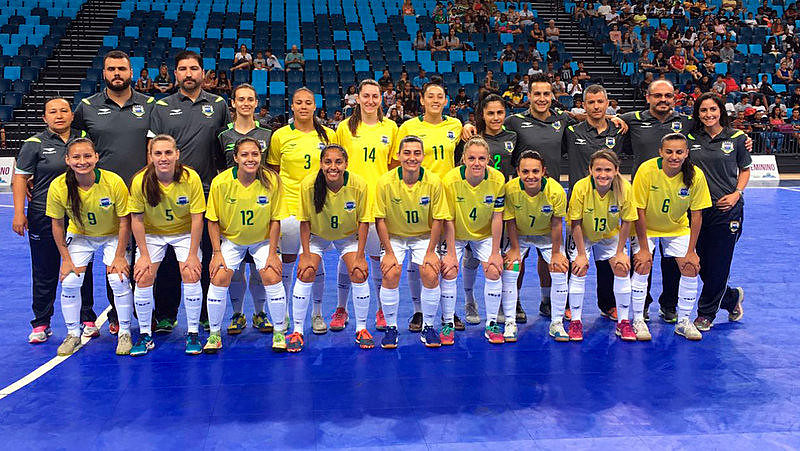 A seleção venceu por 4 a 2, com a presença de um grande público no ginásio Tarumã, em Curitiba.