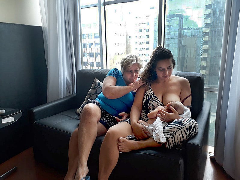 Guiomar e a filha, com um recém-nascido no colo, tiveram que sair de casa correndo após toque de sirene em Macacos