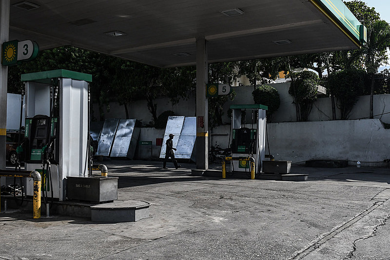 Gasolina e outros combustíveis se tornam cada vez mais escassos na capital do país, Porto Príncipe