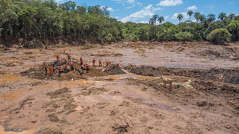 Bombeiros trabalham na localização de vítimas em Brumadinho (MG), após rompimento da barragem Mina do Feijão