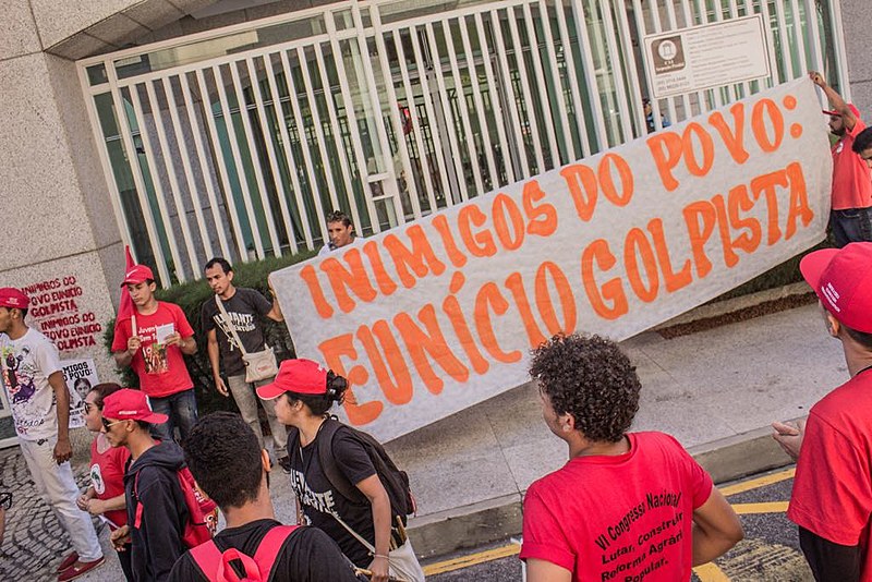 “Eunício Oliveira, junto a Michel Temer, é um dos nossos principais inimigos no Senado Brasileiro", disse jovem