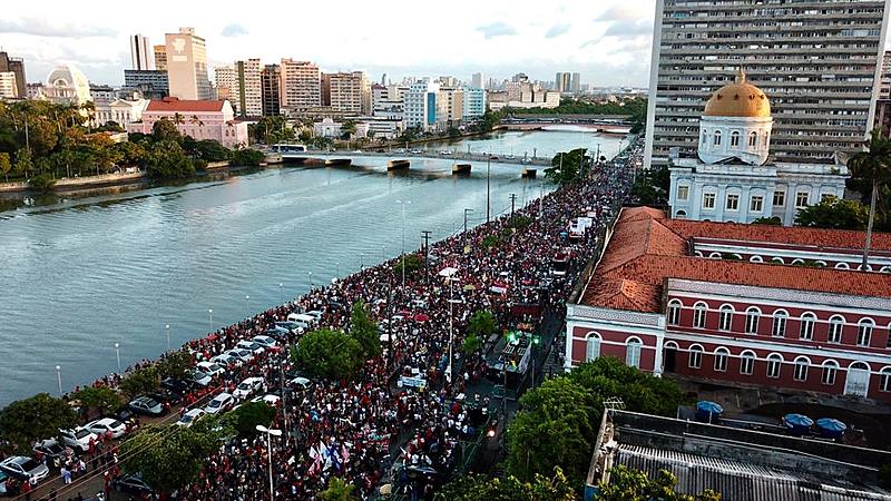 Concentração reuniu milhares de estudantes, trabalhadores e trabalhadoras na rua da Aurora, Recife