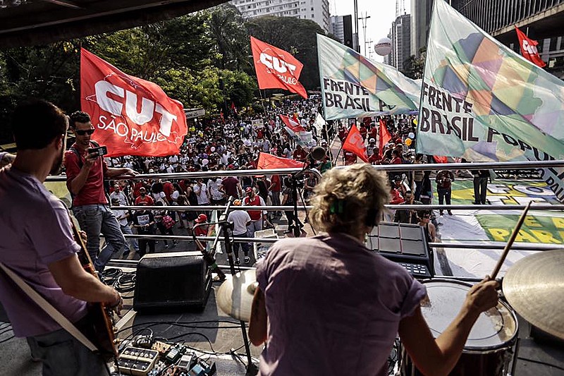 Manifestação na Avenida Paulista foi convocada pelas Frentes Brasil Popular e Povo sem Medo.