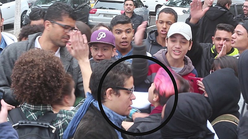 A imagem mostra o momento exato em que a estudante foi assediada pelo agressor, em ato contra o projeto Escola sem Partido