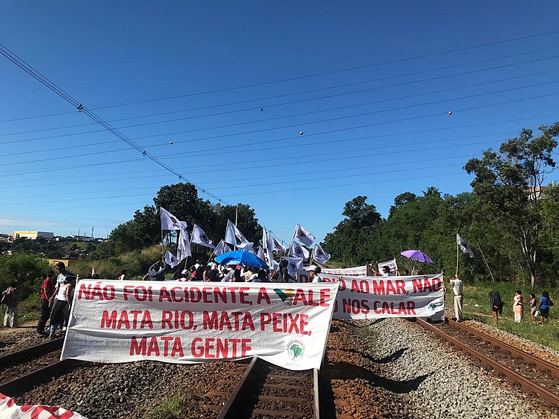 Até o início da tarde desta segunda, os militantes permaneciam bloqueando a entrada da empresa