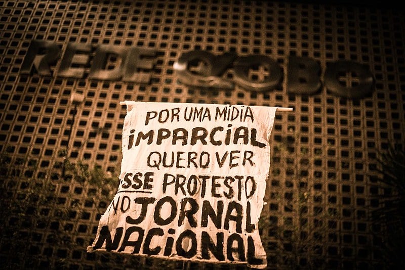 O que se explicitou no domingo (7) foi o fato de a Globo ter o poder de veto sobre as publicidades dos estádios de futebol