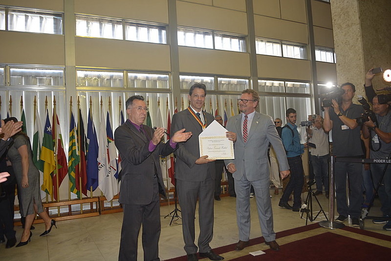 Principal distinção do parlamento gaúcho foi entregue a Fernando Haddad
