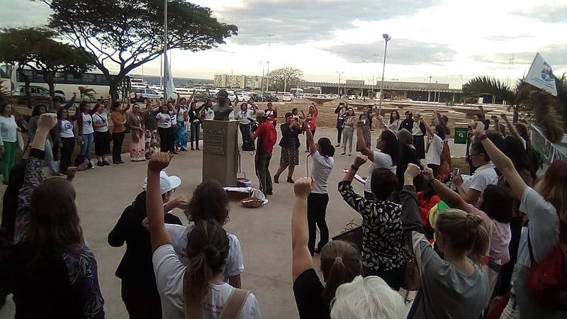 Mulheres durante ato político que homenageou, em Brasília (DF), vítimas de Brumadinho e lutadoras do campo popular