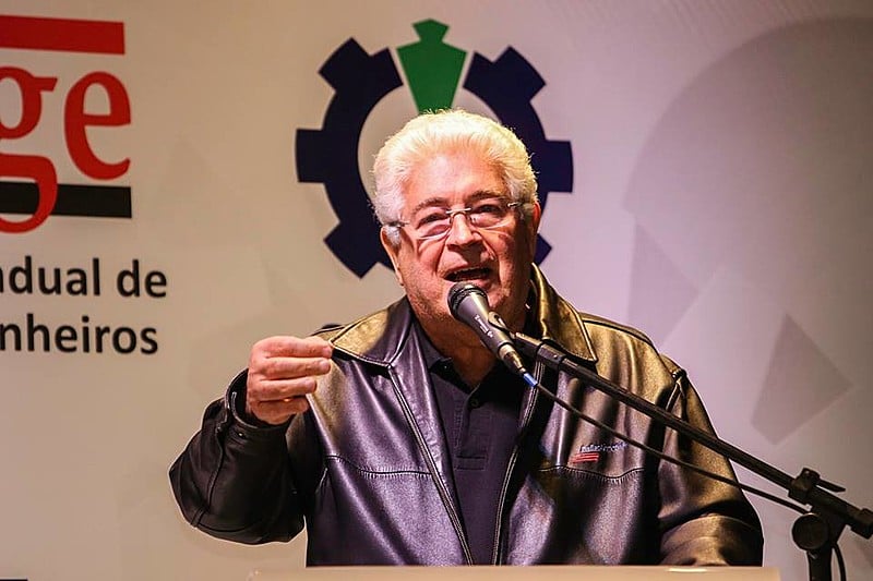 Em palestra no 11º Congresso Nacional de Sindicatos de Engenheiros, Requião defendeu a soberania nacional e criticou colegas de partido