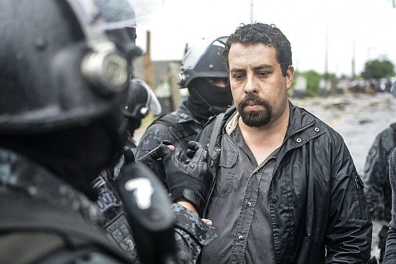 Guilherme Boulos, do MTST, sendo preso durante reintegração de posse em São Mateus, zona leste paulistana