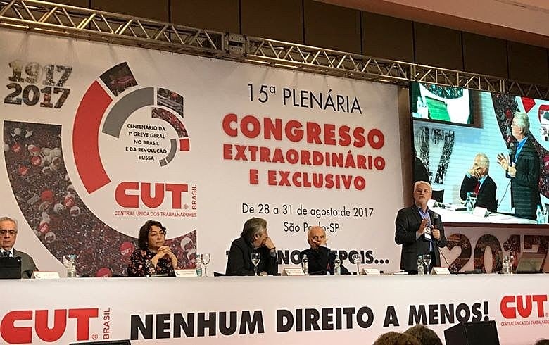 Para Felício (de pé), atual tributação brasileira impende a imposição da hegemonia do Estado contra o capital