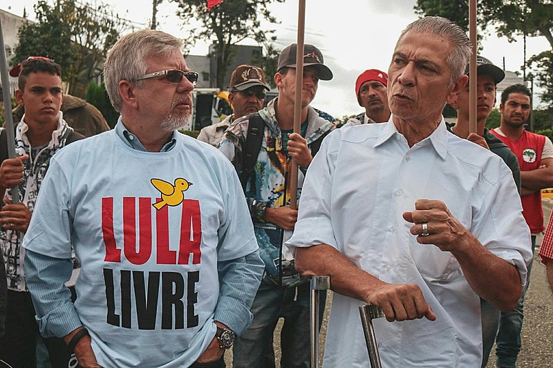 Os deputados petistas Marco Maia (RS) e Angelo Vanhoni (PR) durante visita à Vigília Lula Livre