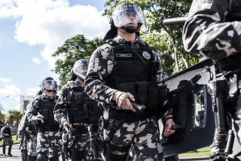 “A militarização da polícia é um problema real, tem efeitos reais a partir de estruturas simbólicas e um dos efeitos é a letalidade de pessoas”, aponta a advogada Priscilla Placha Sá, professora da UFPR