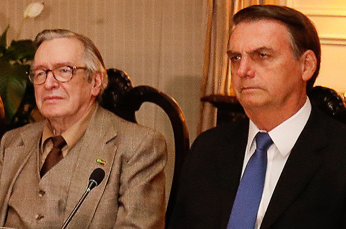 Considerado guru da família Bolsonaro, Olavo parece ter passado a acreditar ferozmente naquilo que diz
