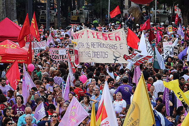 Mulheres protestam na capital paulista no 8 de março contra mudanças na aposentadoria