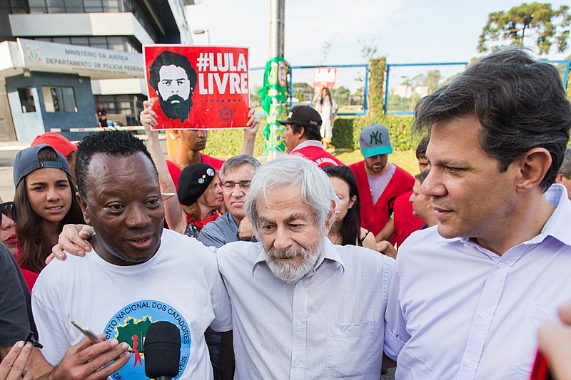 O catador de materiais recicláveis amigo do ex-presidente, Luiz Henrique da Silva e o escritor Raduan Nassar visitaram Lula nesta quinta