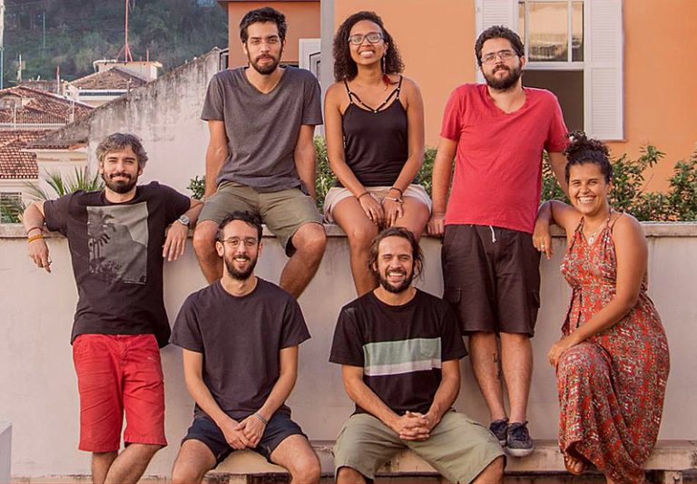 A política e a música não só caminham juntas, mas de mãos dadas