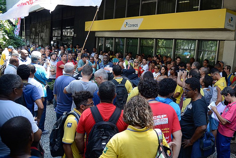 Funcionários dos Correios fazem manifestação em frente ao edifício-sede da empresa, na Avenida Presidente Vargas, centro do Rio de Janeiro