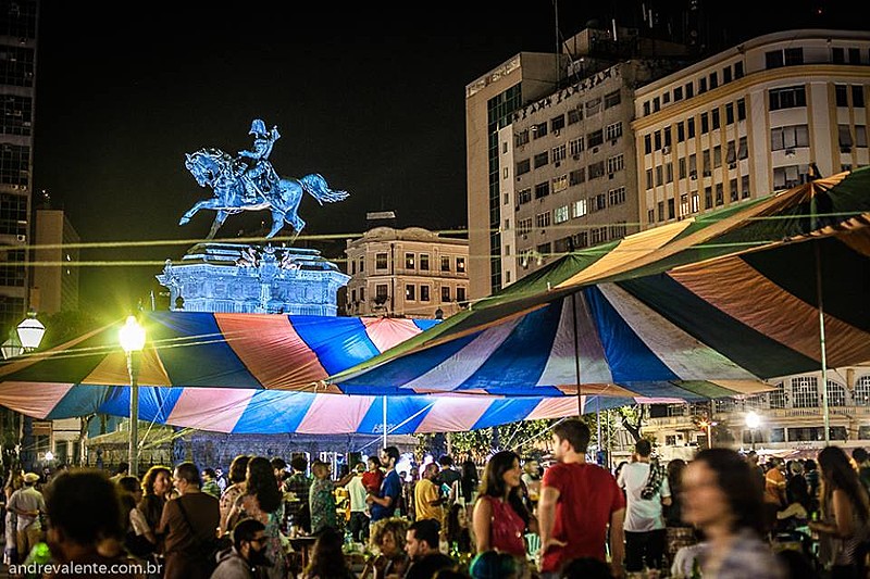 Atualmente, o evento reúne cerca de 2 mil pessoas por semana. Mas começou menor, há três anos, em um pequeno bar no Bairro de Fátima