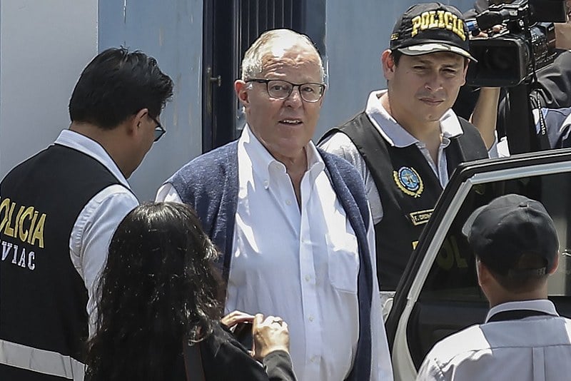O ex-presidente do Peru é conduzido pela polícia do país na última quarta-feira (10)