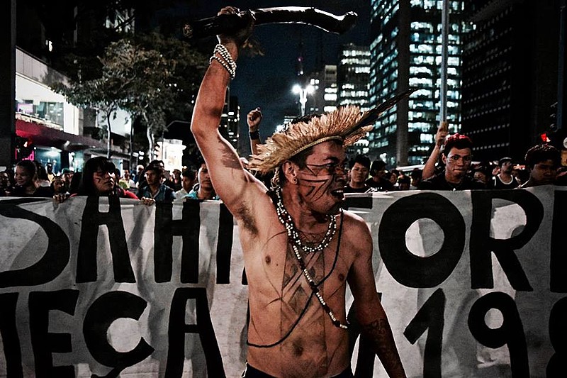 Com faixas de "STF, nossa história não começa em 1988", dezenas de indígenas fizeram um ato na Paulista na segunda (9)