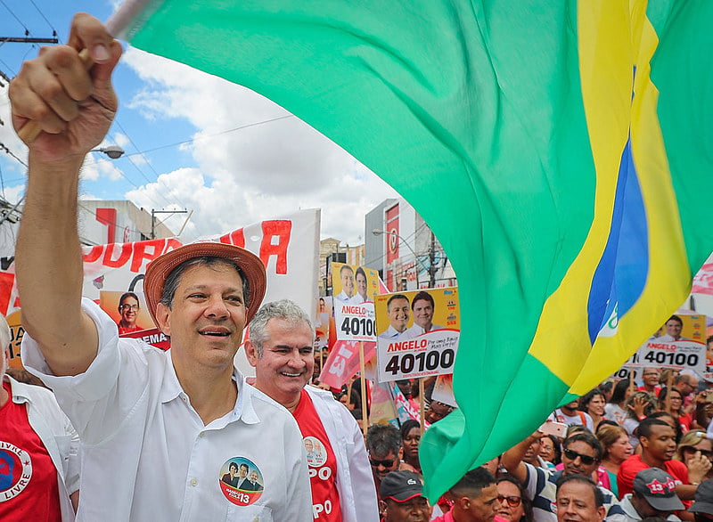 Haddad durante seu último ato de campanha no primeiro turno, na Bahia