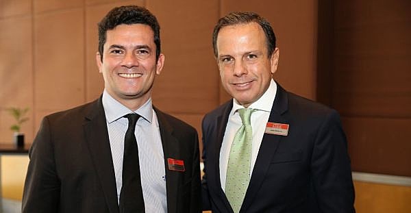 Sérgio Moro (esq.) não vê problemas em posar ao lado de João Dória (dir.), do PSDB