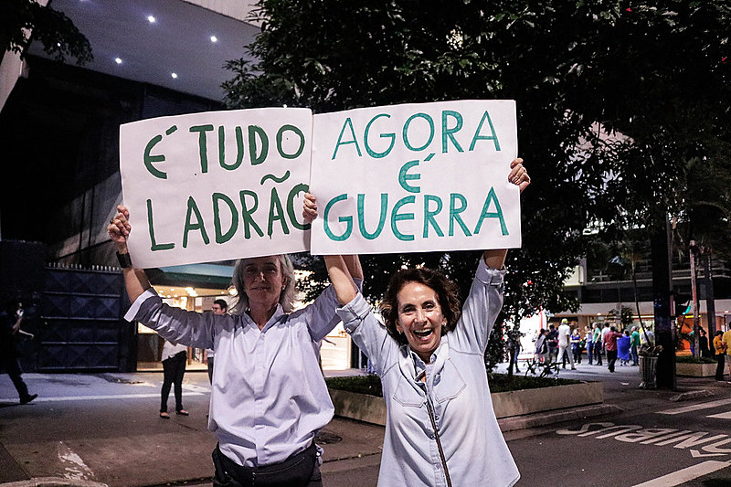 Manifestantes declaram "guerra" contra políticos e membros do judiciário