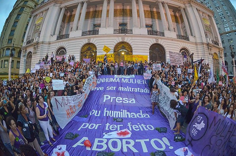 Em protesto, mulheres reivindicam, no Rio de Janeiro (RJ), a descriminalização do aborto