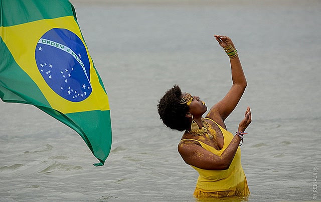 Na contramão da violência, o crescimento da proporção de domicílios "chefiados" por mulheres nestes 20 anos passou de 23% para 40%.