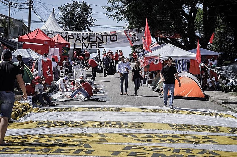Cerca de 800 pessoas dormem todas as noites no acampamento montado próximo à Polícia Federal, onde Lula está