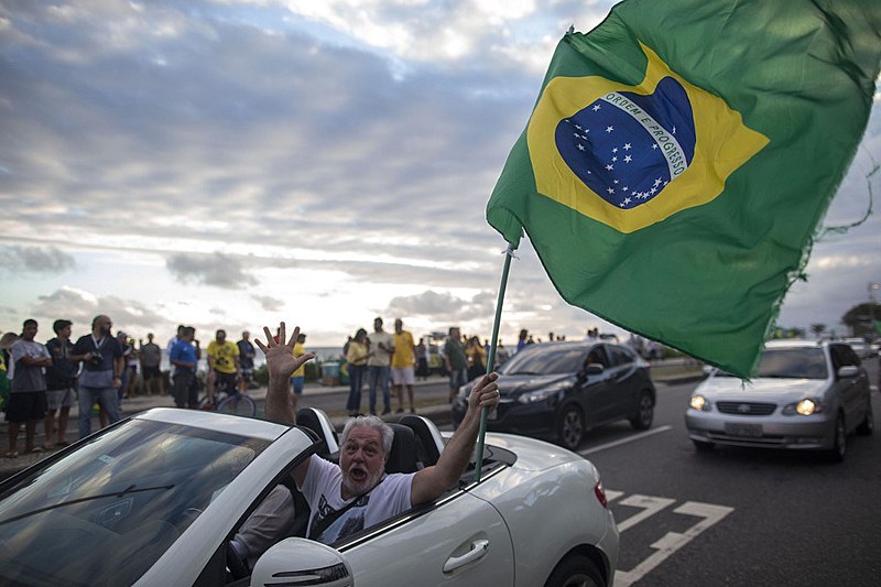 Eleitor de Bolsonaro comemora a vitória do candidato em outubro de 2018, no Rio de Janeiro