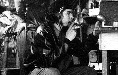 Che Guevara durante transmissões clandestinas da Rádio Rebelde