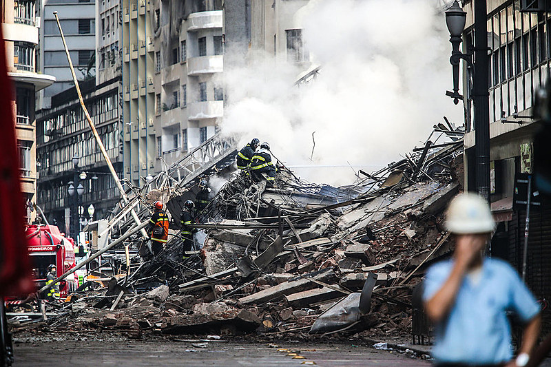 Prédio de 24 andares desaba após Incendio no Largo do Paissandu em São Paulo