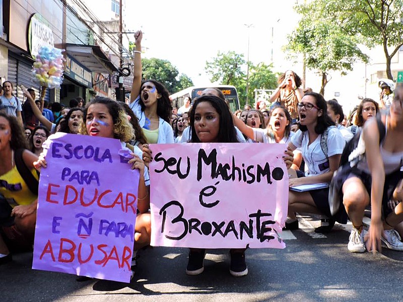 Depois de ato das alunas, colégio expulsa aluno e transfere professor