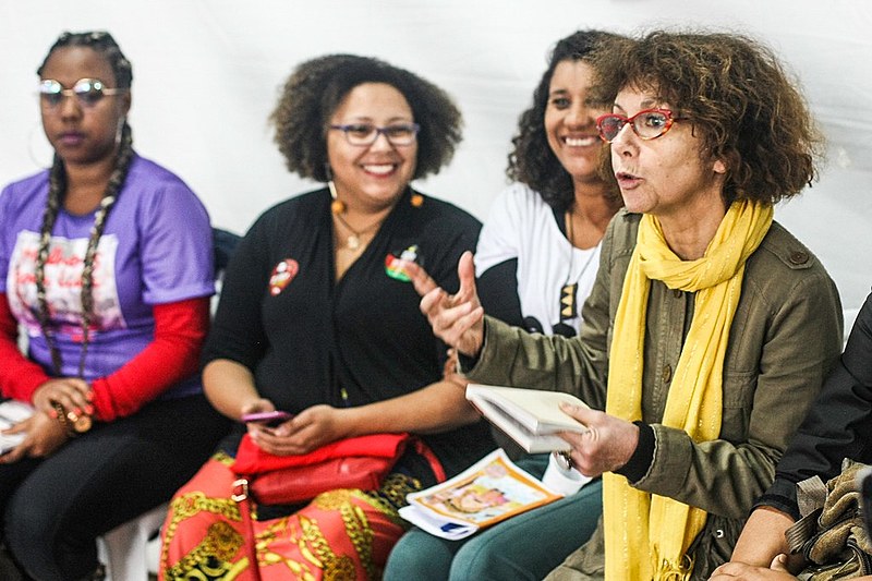 Senadora francesa debate com militantes e sindicalistas