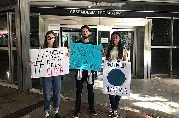 Beatriz Giering, André Corso e Helena Jacobus realizaram protesto na entrada do legislativo gaúcho