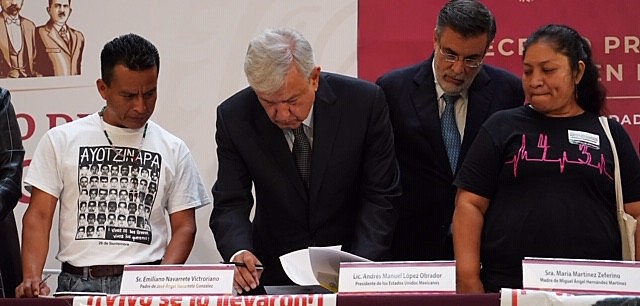 Lopez Obrador e  familiares de estudantes ressaltam, em seus discursos, necessidade de investigar crime contra os jovens de Guerrero