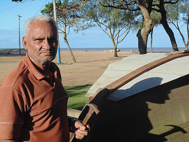 Seu Simião construye un barco para transporte de pasajeros, pues la pesca está prohibida