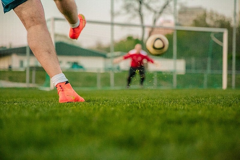 Subaco, filho do treinador, melhor jogador do time, viu a bola picando e encheu o pé em direção ao gol
