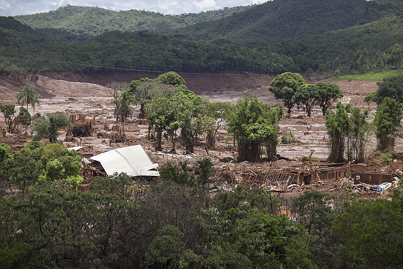 Moradores também disseram que a lama e a contaminação dos rios gerou problemas de saúde pública generalizada e que muitas pessoas ainda apresentam dificuldades respiratórias e doenças de pele.
