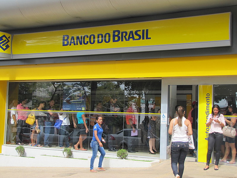 Com a redução no número de agências e funcionários, a empresa inviabiliza o atendimento à população