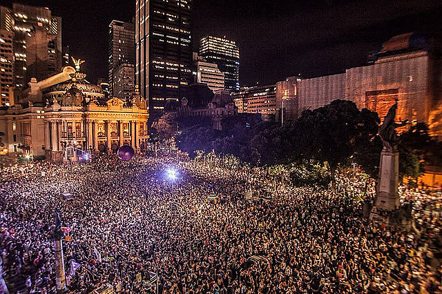 En la manifestación en Rio de Janeiro, 50 mil personas se despidieron de la concejala y del conductor asesinados